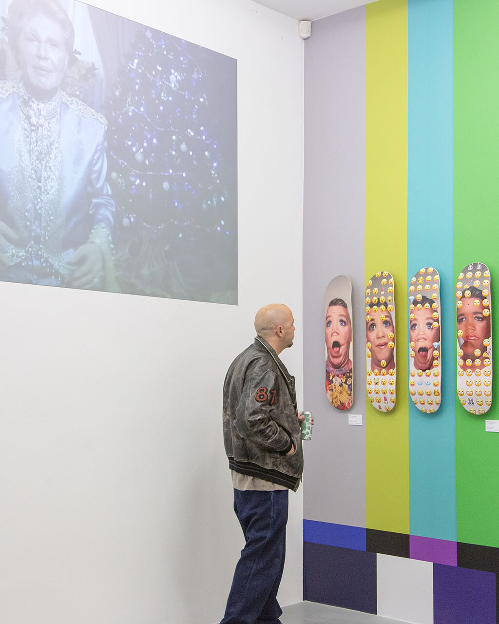 Installation murale colorée avec visiteur dans l’espace d’exposition, réalisée par Belmont Atelier pour The Skateroom.