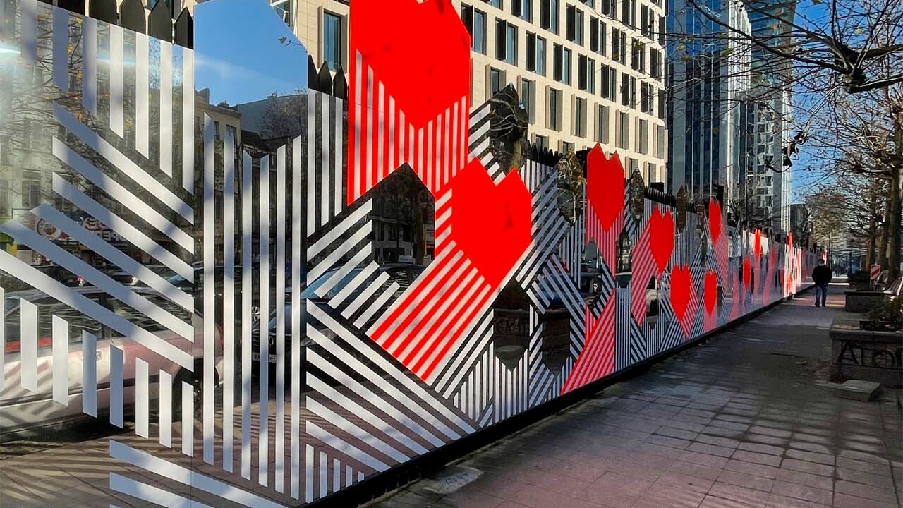 Vue d’ensemble d’une palissade habillée par Belmont Atelier pour Befimmo.