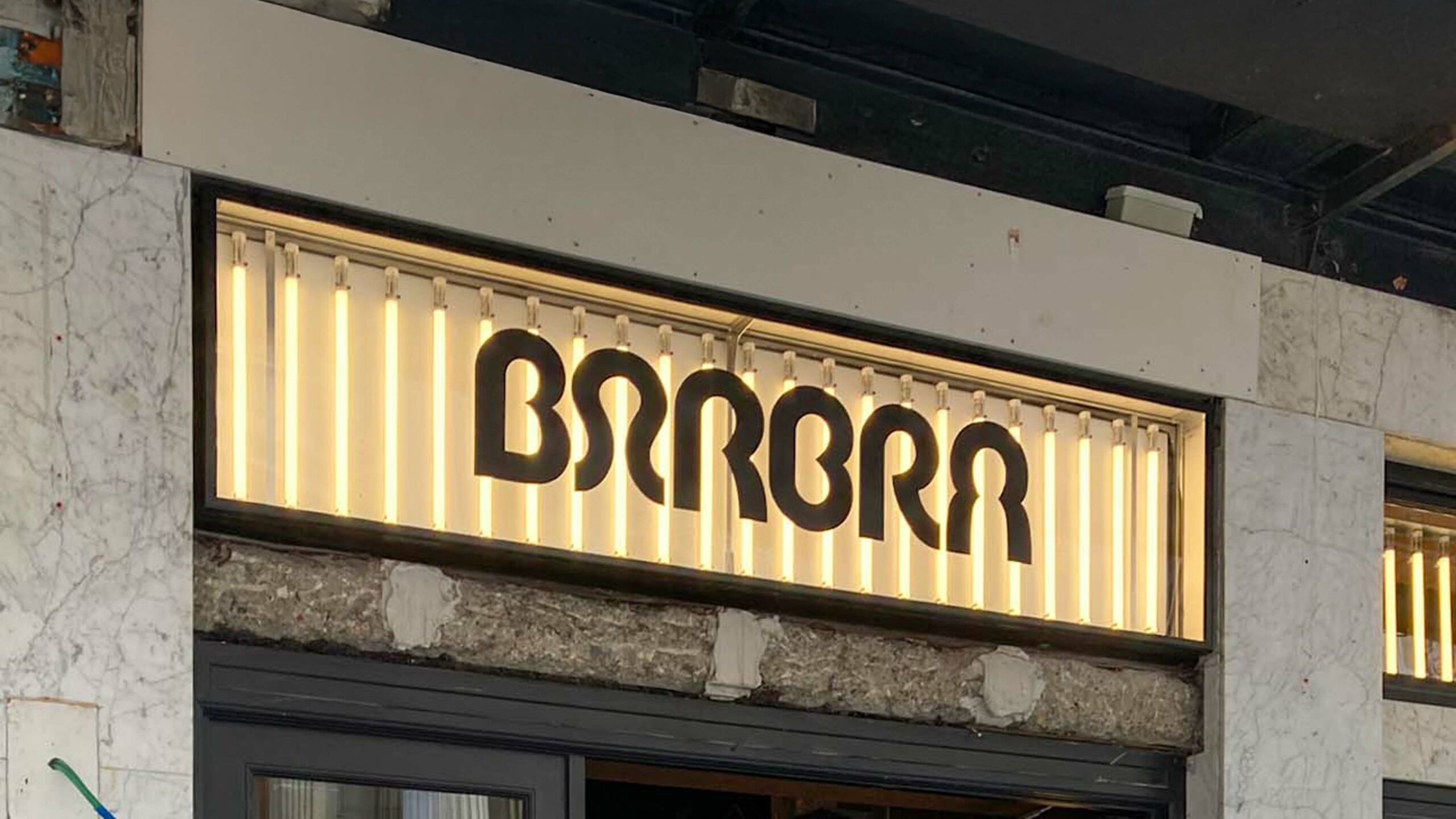 Enseigne lumineuse pour le bar Barbra
