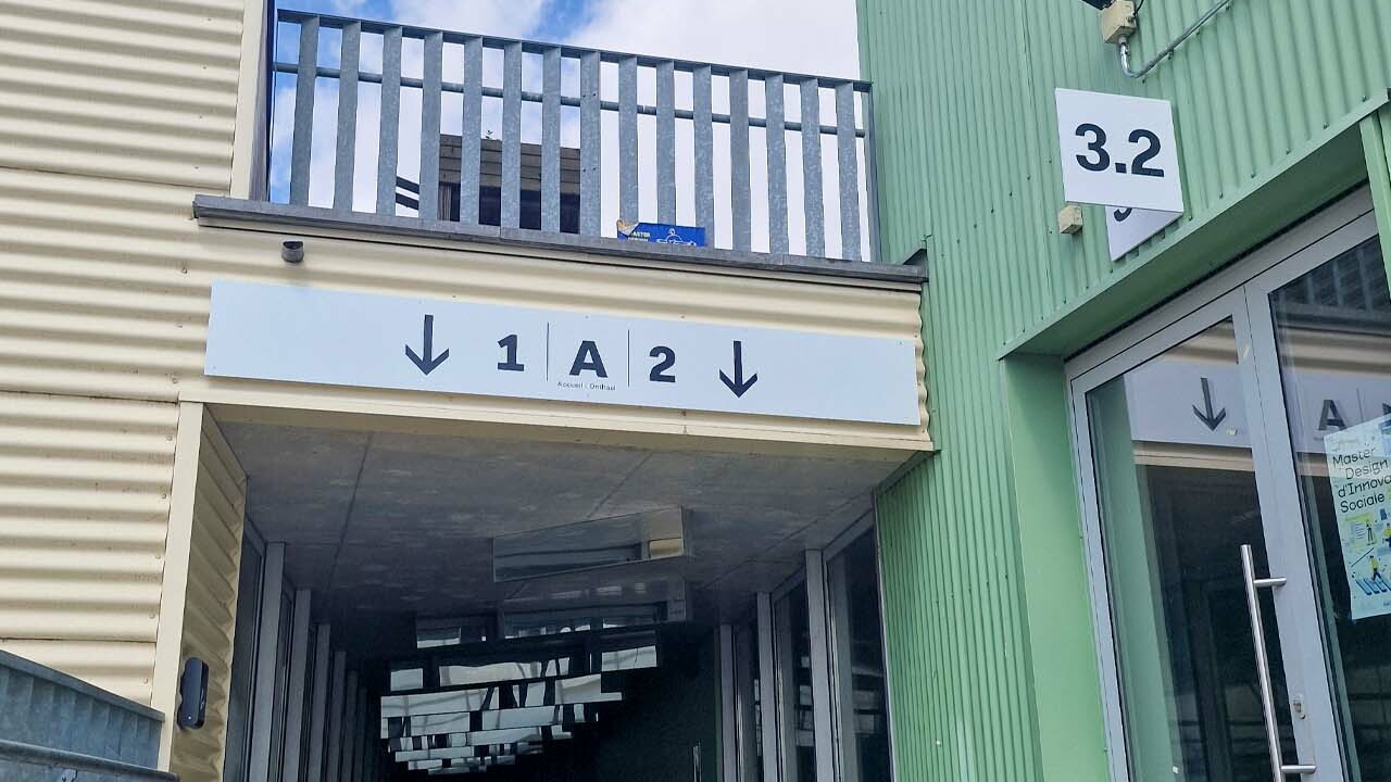 Panneau de signalétique d’entrée produit et posé par Belmont Atelier pour Recy-K.