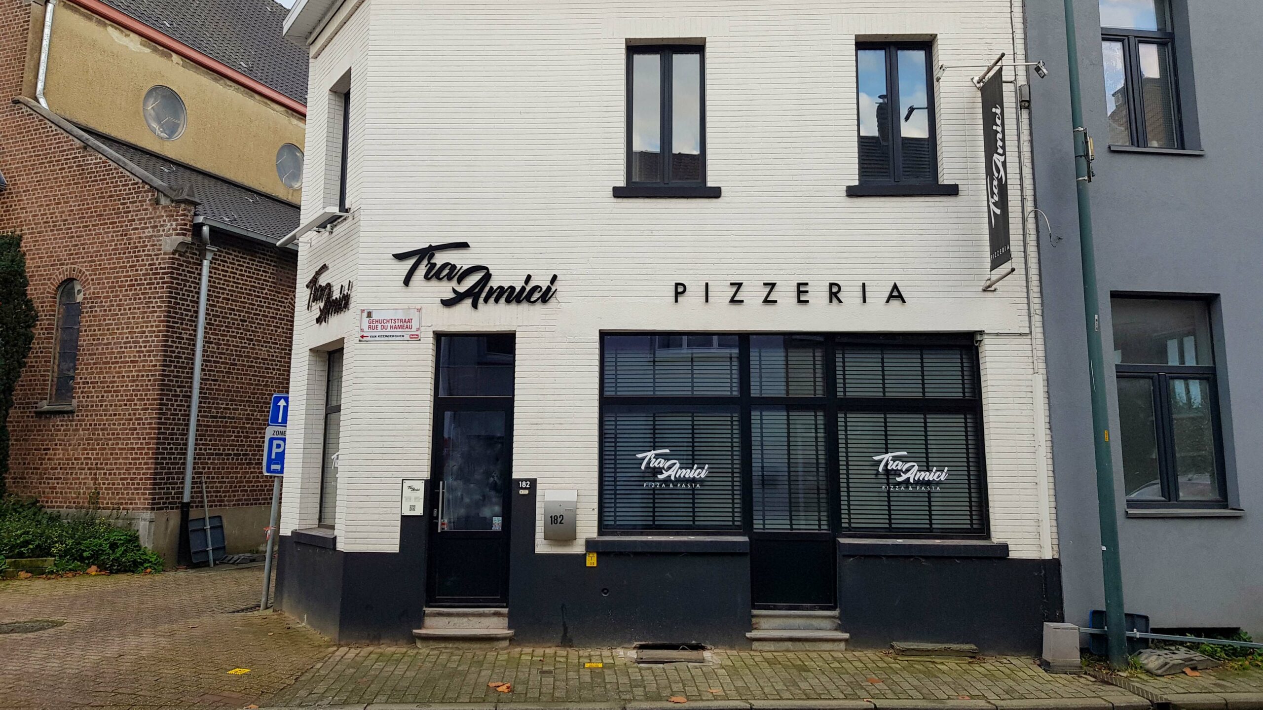 Façade commerciale avec enseigne réalisée par Belmont Atelier pour Tra Amici.