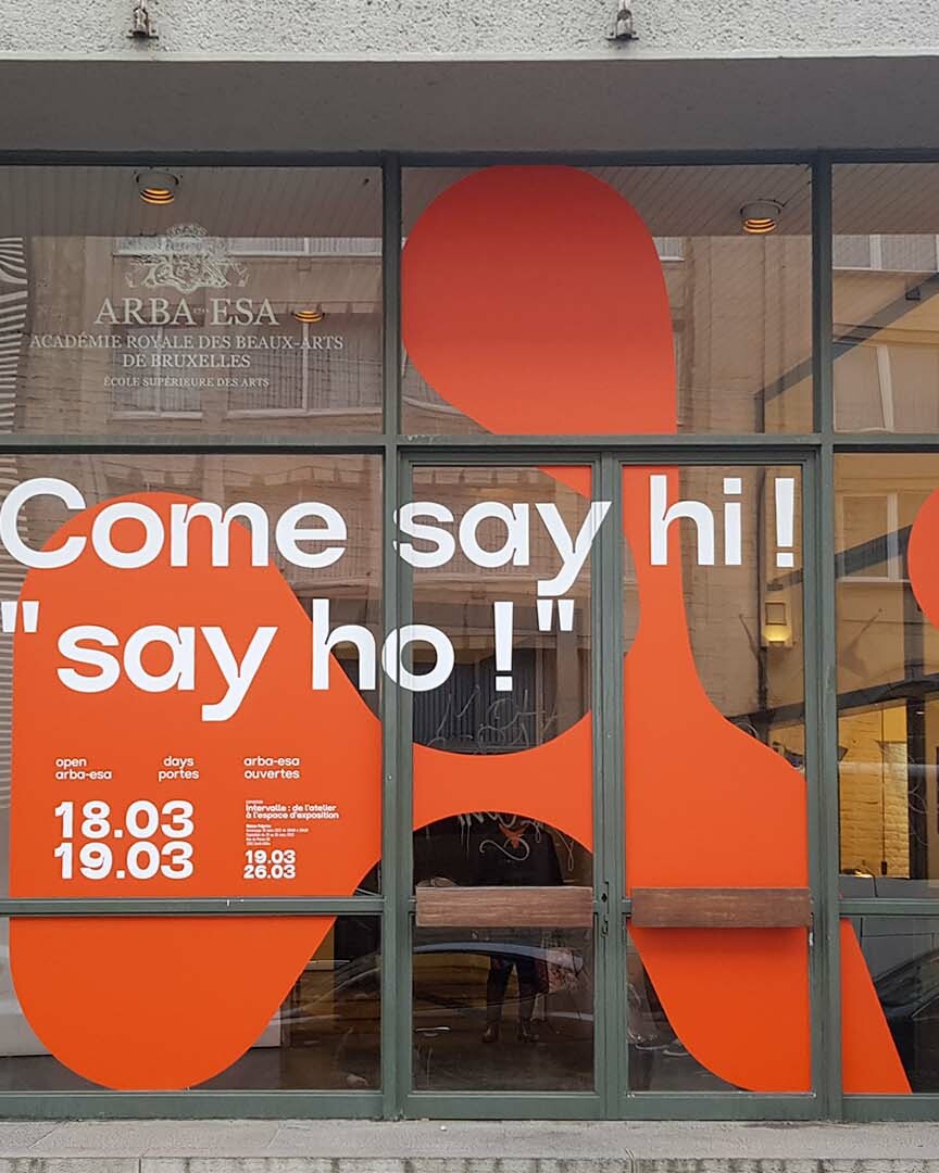 Vitrophanie et lettrage adhésif sur vitrines réalisés par Belmont Atelier.