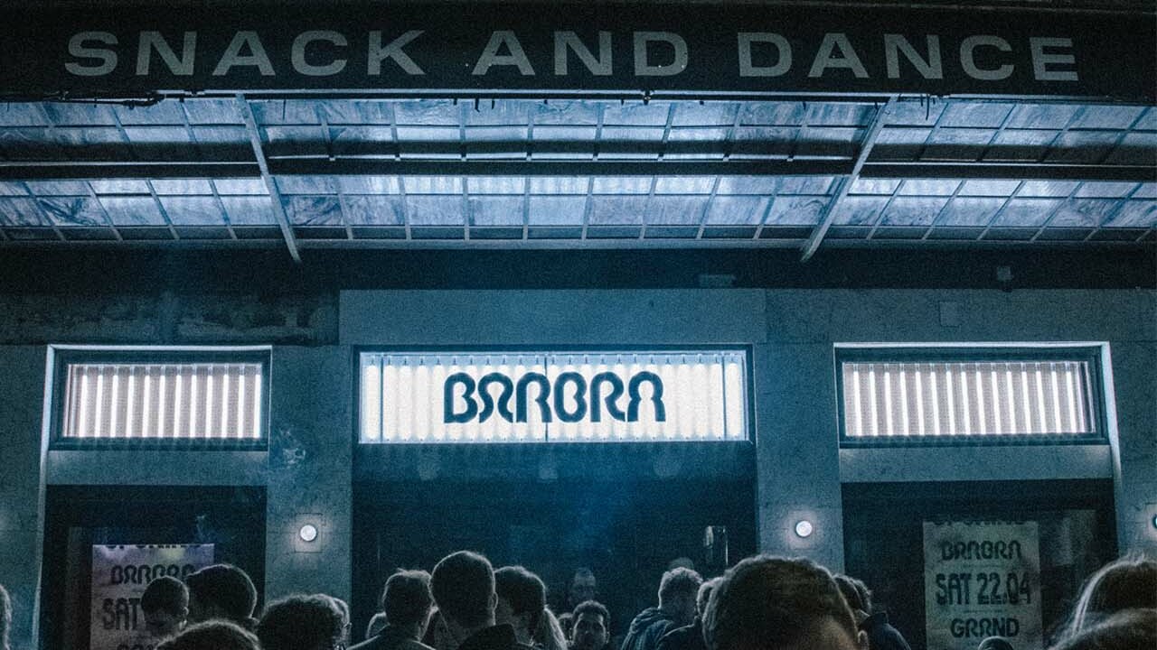 Enseigne lumineuse Barbra au-dessus de l&rsquo;entr&eacute;e, vue de nuit, produite par Belmont Atelier.