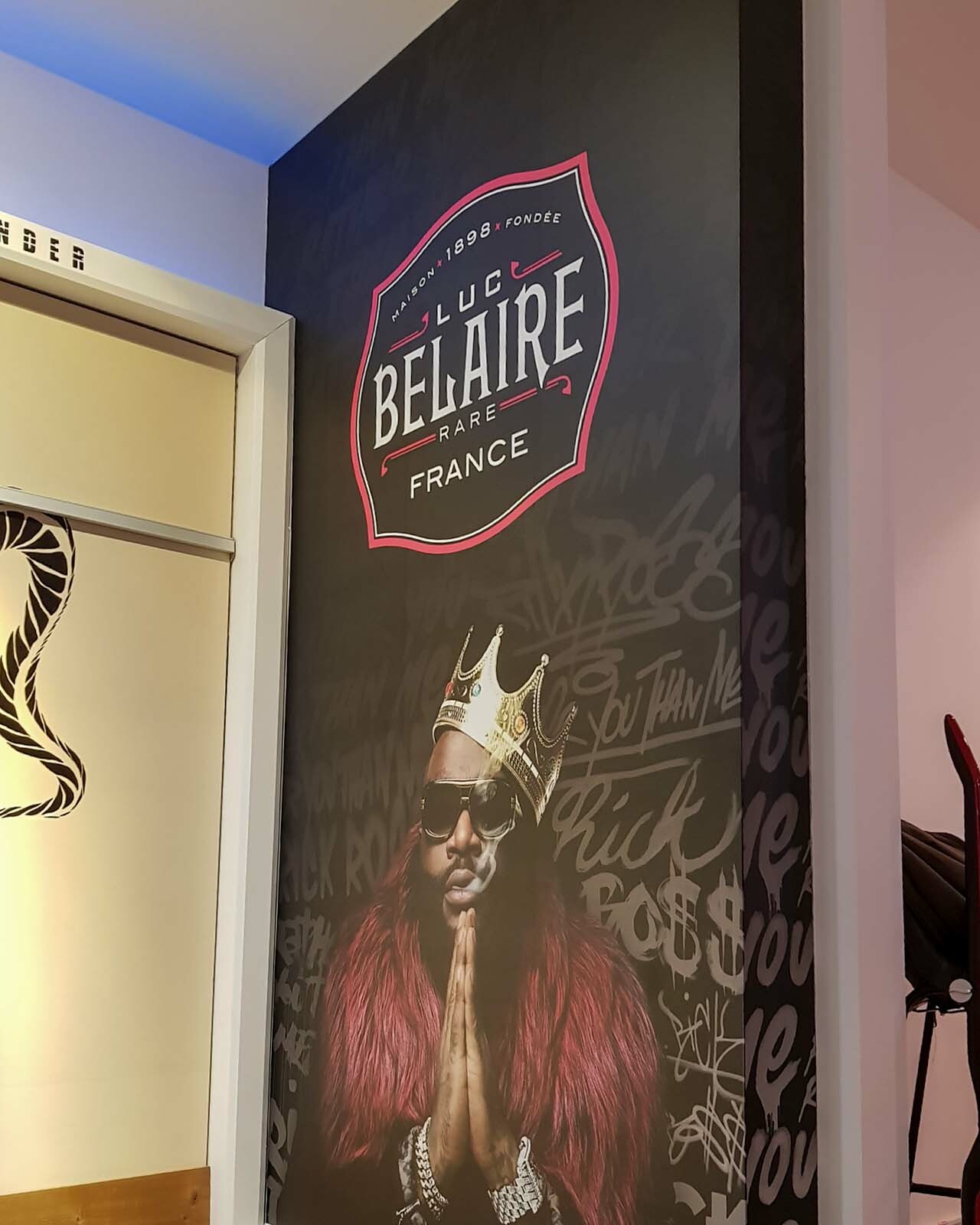 Vitrophanie et lettrage adhésif sur vitrines réalisés par Belmont Atelier.