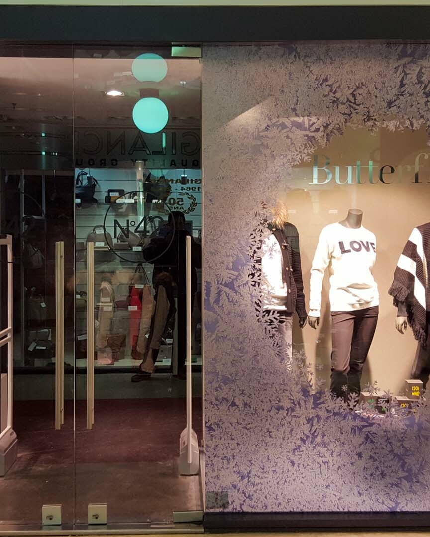 Vitrophanie et lettrage adhésif sur vitrines réalisés par Belmont Atelier.