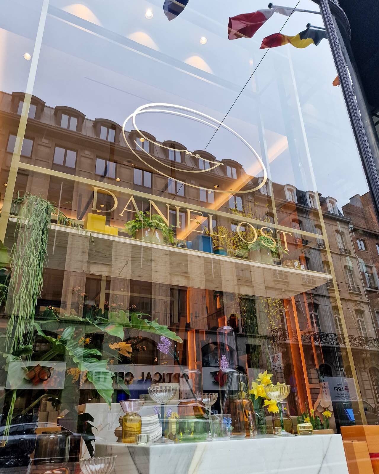 Vitrophanie et lettrage adhésif sur vitrines réalisés par Belmont Atelier.