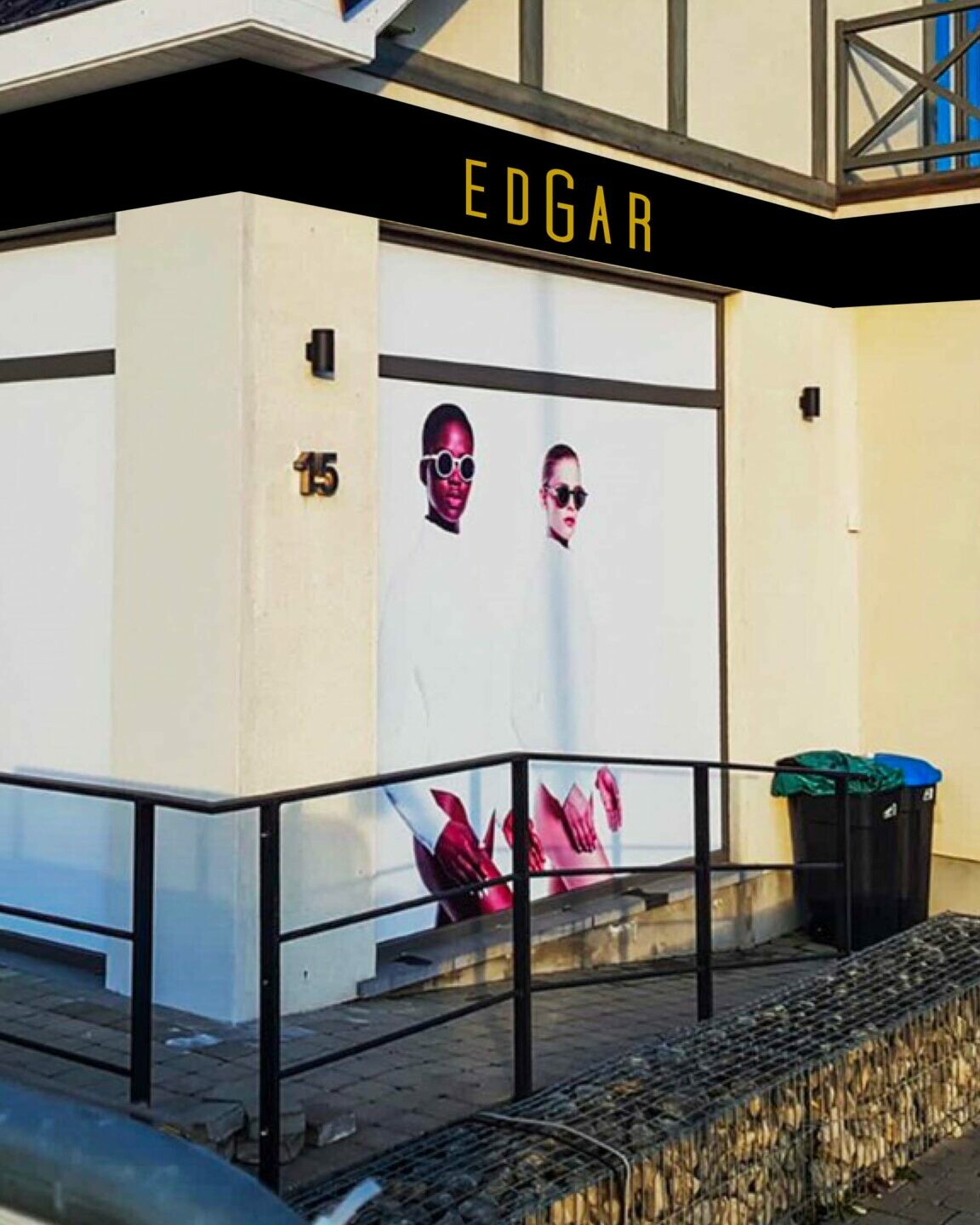 Vitrophanie et lettrage adhésif sur vitrines réalisés par Belmont Atelier.