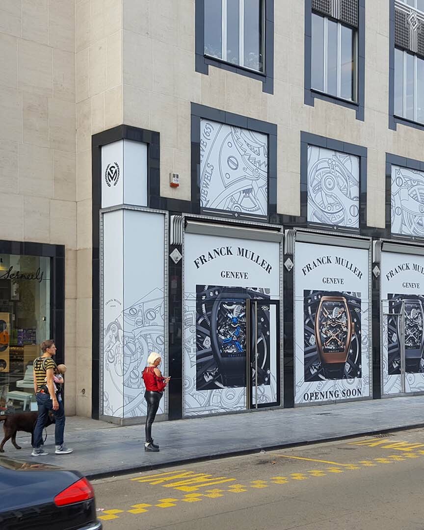 Vitrophanie et lettrage adhésif sur vitrines réalisés par Belmont Atelier.