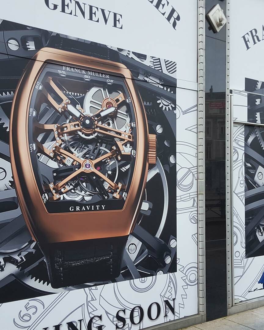 Vitrophanie et lettrage adhésif sur vitrines réalisés par Belmont Atelier.