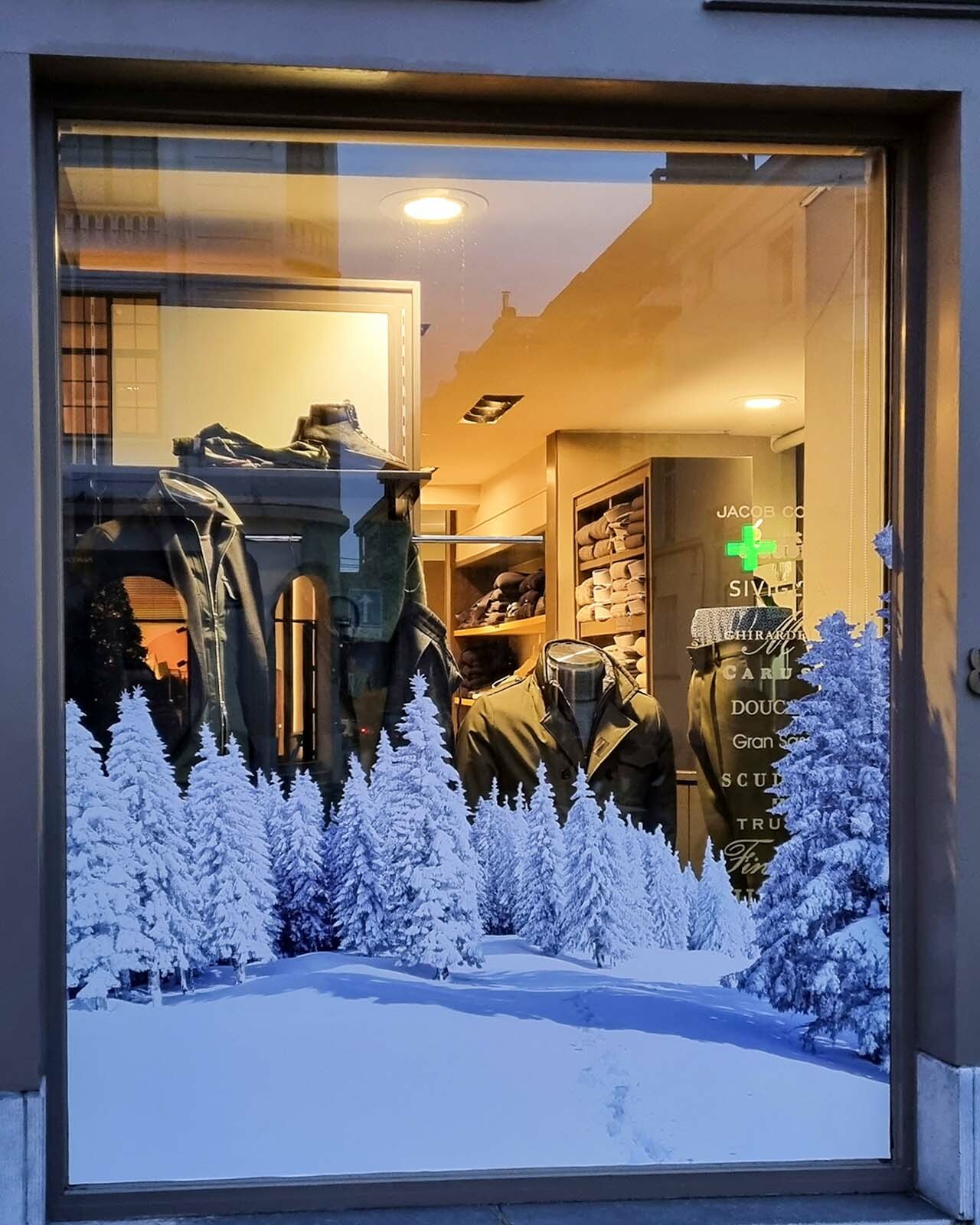 Vitrophanie et lettrage adhésif sur vitrines réalisés par Belmont Atelier.