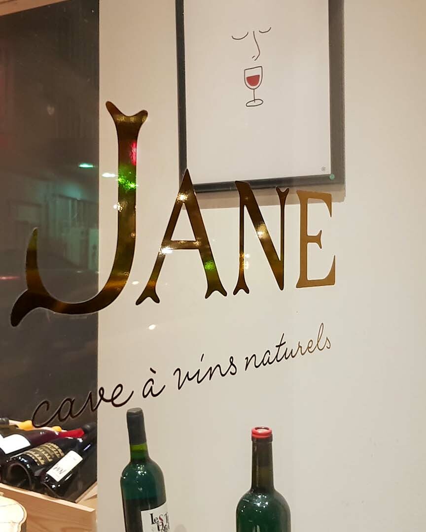 Vitrophanie et lettrage adhésif sur vitrines réalisés par Belmont Atelier.