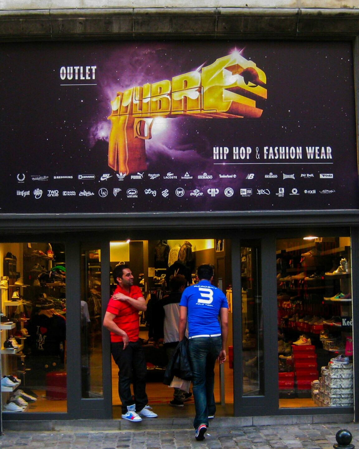 Vitrophanie et lettrage adhésif sur vitrines réalisés par Belmont Atelier.