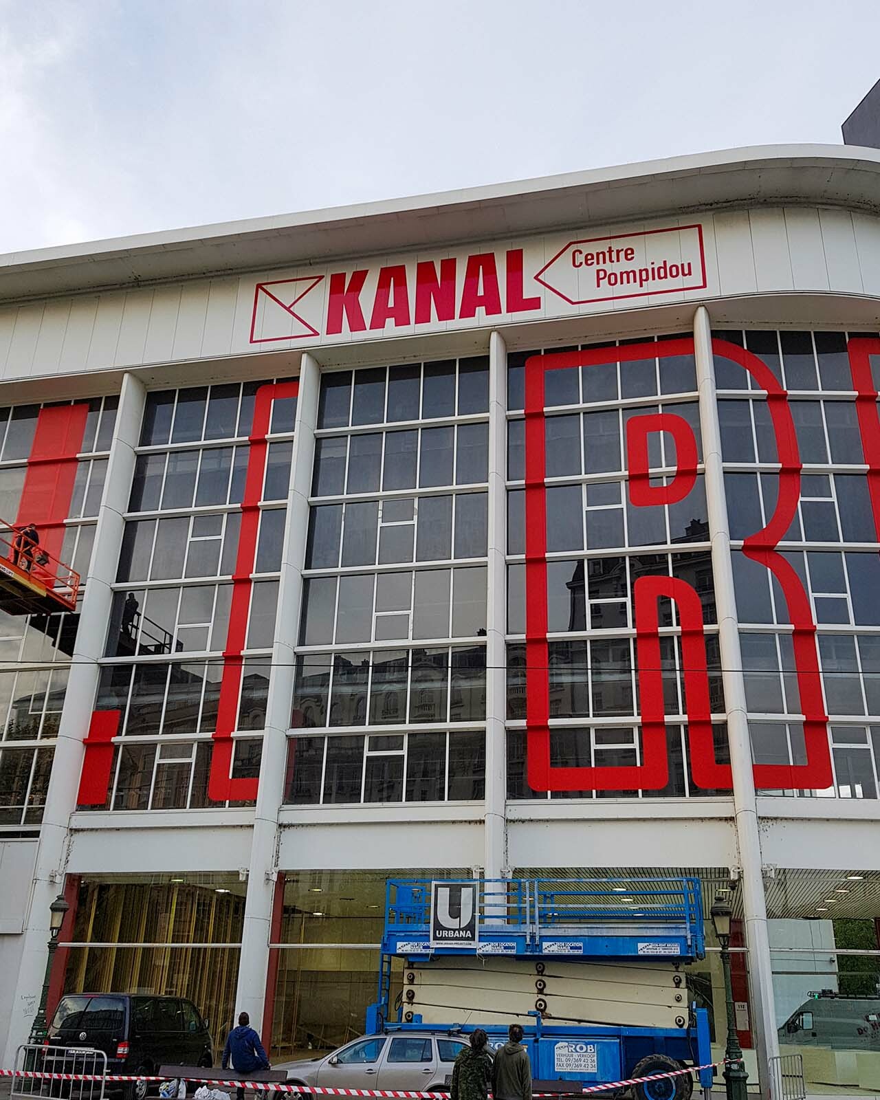 Lettrage grand format en façade réalisé par Belmont Atelier pour Kanal Centre Pompidou.