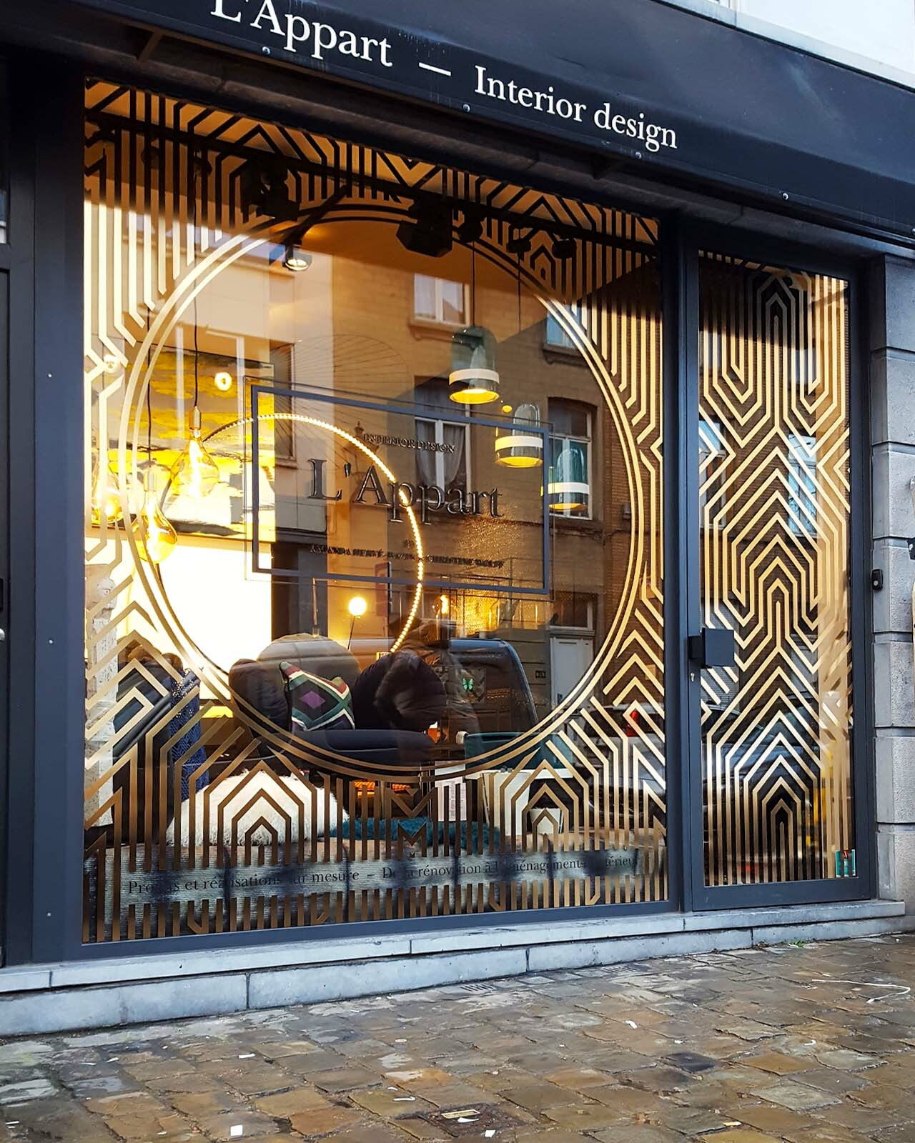 Vitrophanie et lettrage adhésif sur vitrines réalisés par Belmont Atelier.