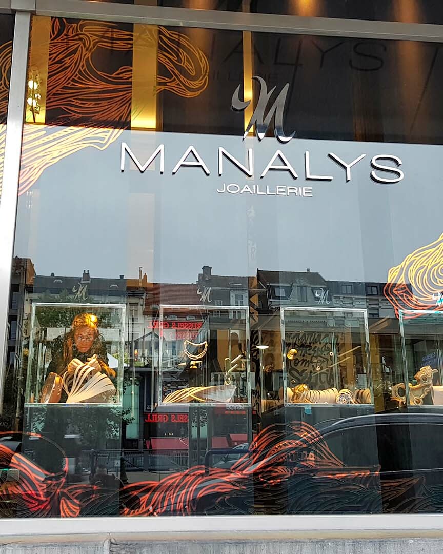 Vitrophanie et lettrage adhésif sur vitrines réalisés par Belmont Atelier.