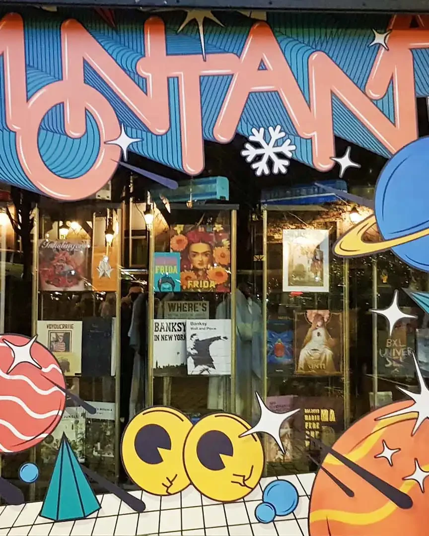 Vitrophanie et lettrage adhésif sur vitrines réalisés par Belmont Atelier.