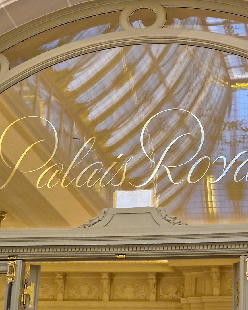 Vitrophanie et lettrage adhésif sur vitrines réalisés par Belmont Atelier.