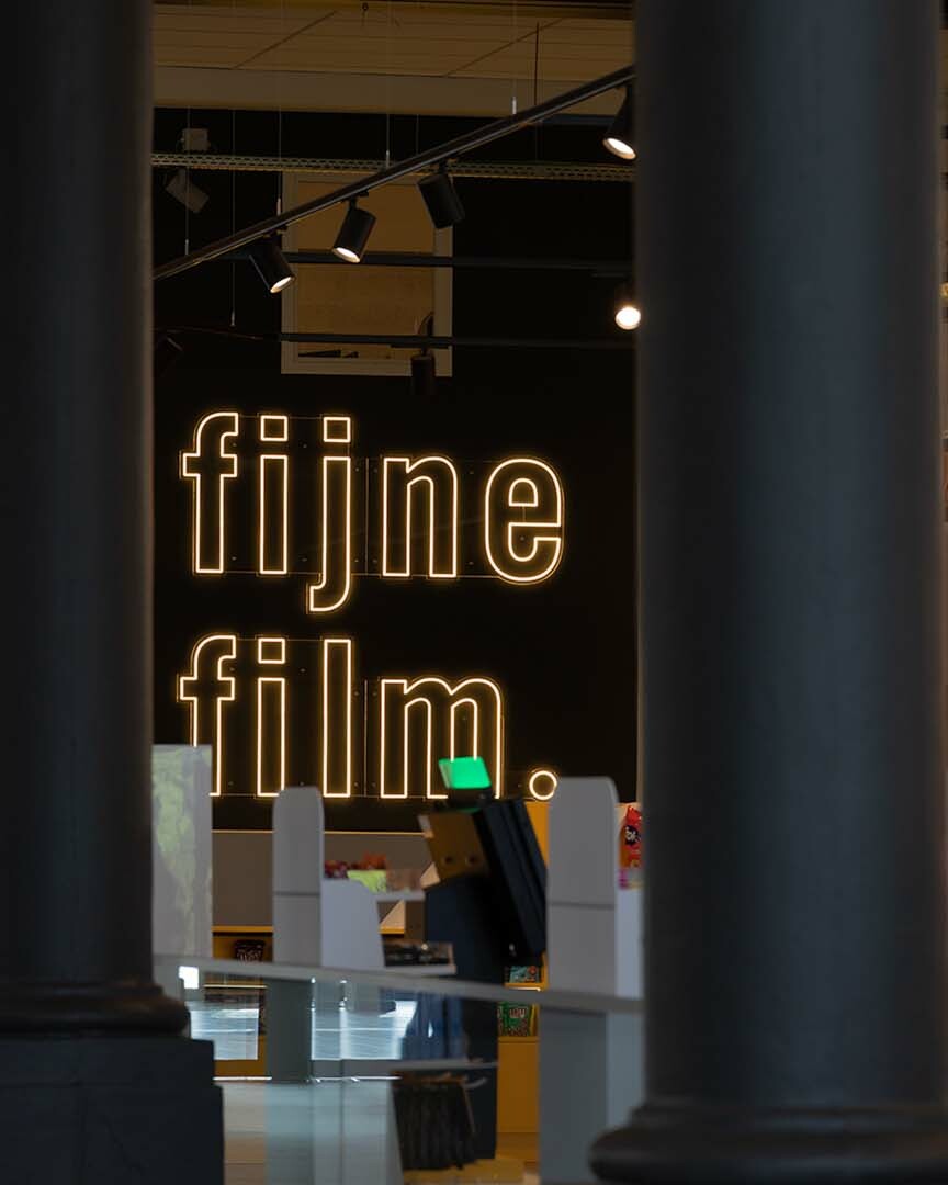 Enseignes lumineuses en extérieur et intérieur