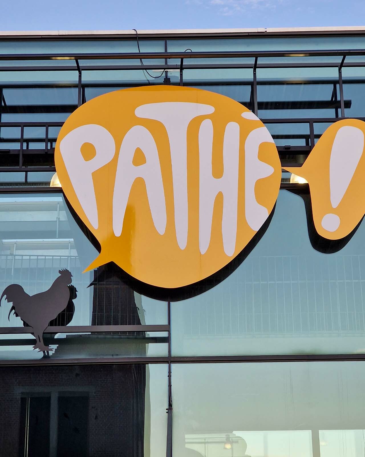 Détail de l’enseigne lumineuse Pathé produite et installée par Belmont Atelier.