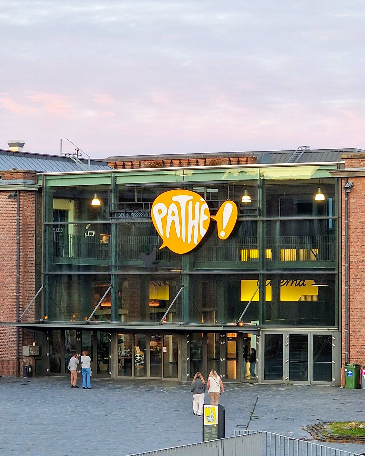 Façade du cinéma C-mine Pathé Genk avec enseigne lumineuse installée par Belmont Atelier.