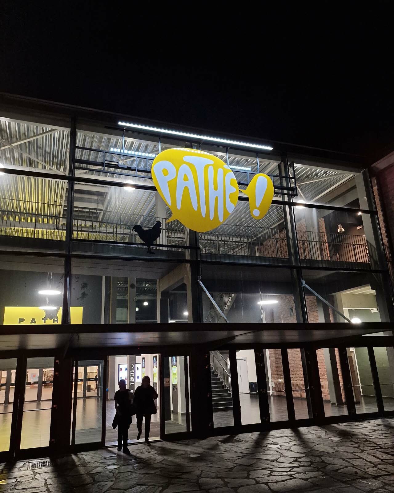 Enseigne lumineuse Pathé visible de nuit, réalisée par Belmont Atelier.