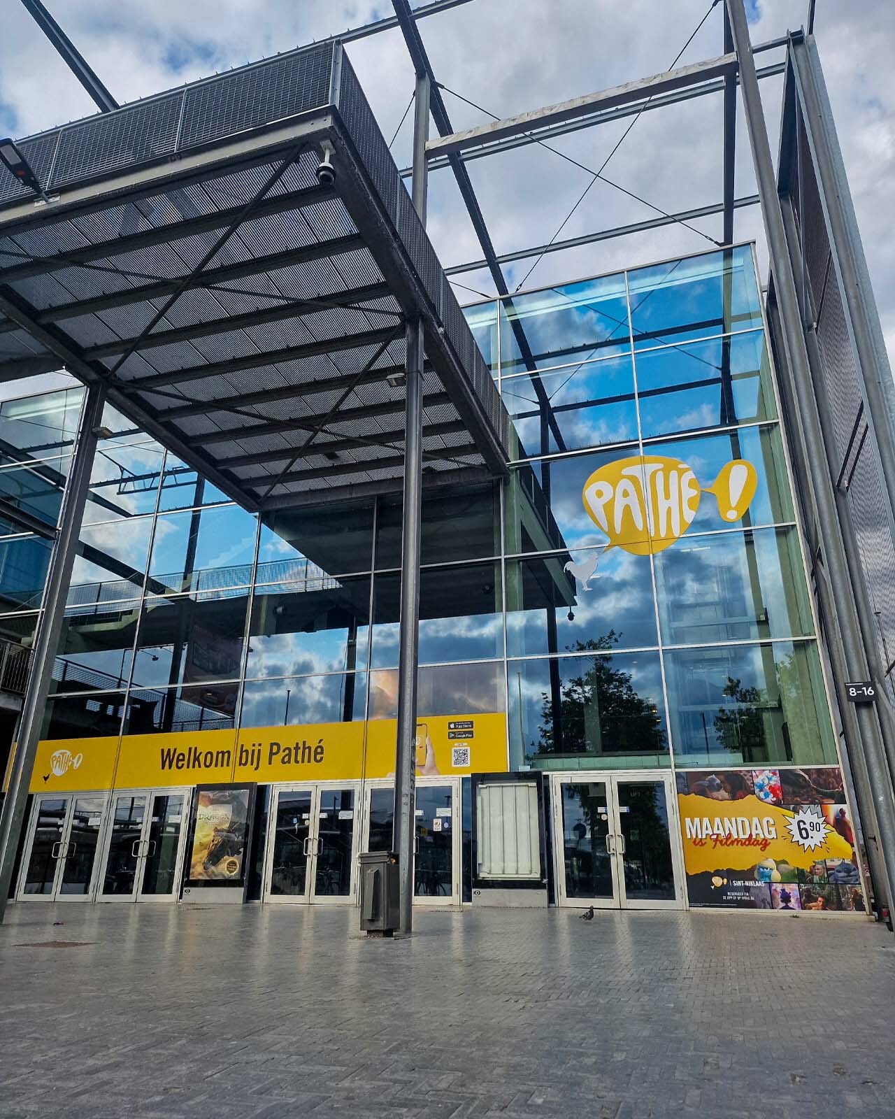 Vitrophanie et lettrage adhésif sur vitrines réalisés par Belmont Atelier.