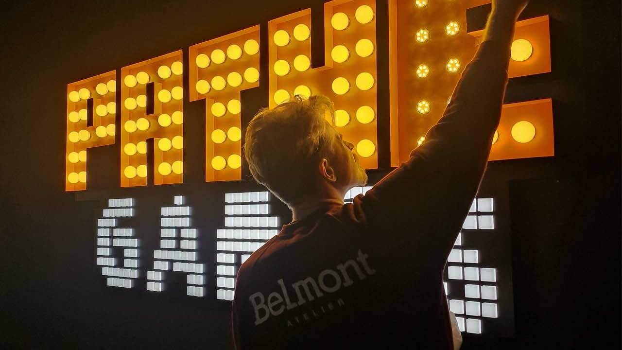 Enseigne lumineuse Pathé Games produite et installée par Belmont Atelier.