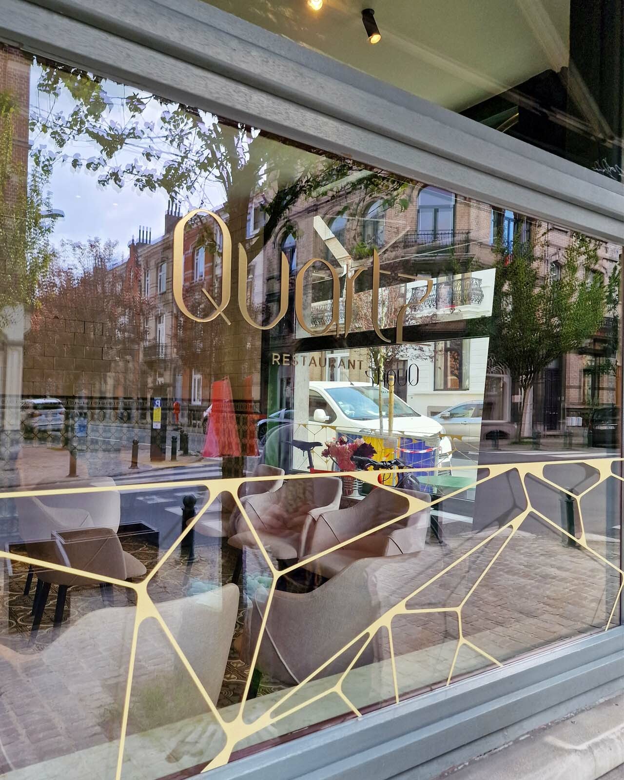 Vitrophanie et lettrage adhésif sur vitrines réalisés par Belmont Atelier.