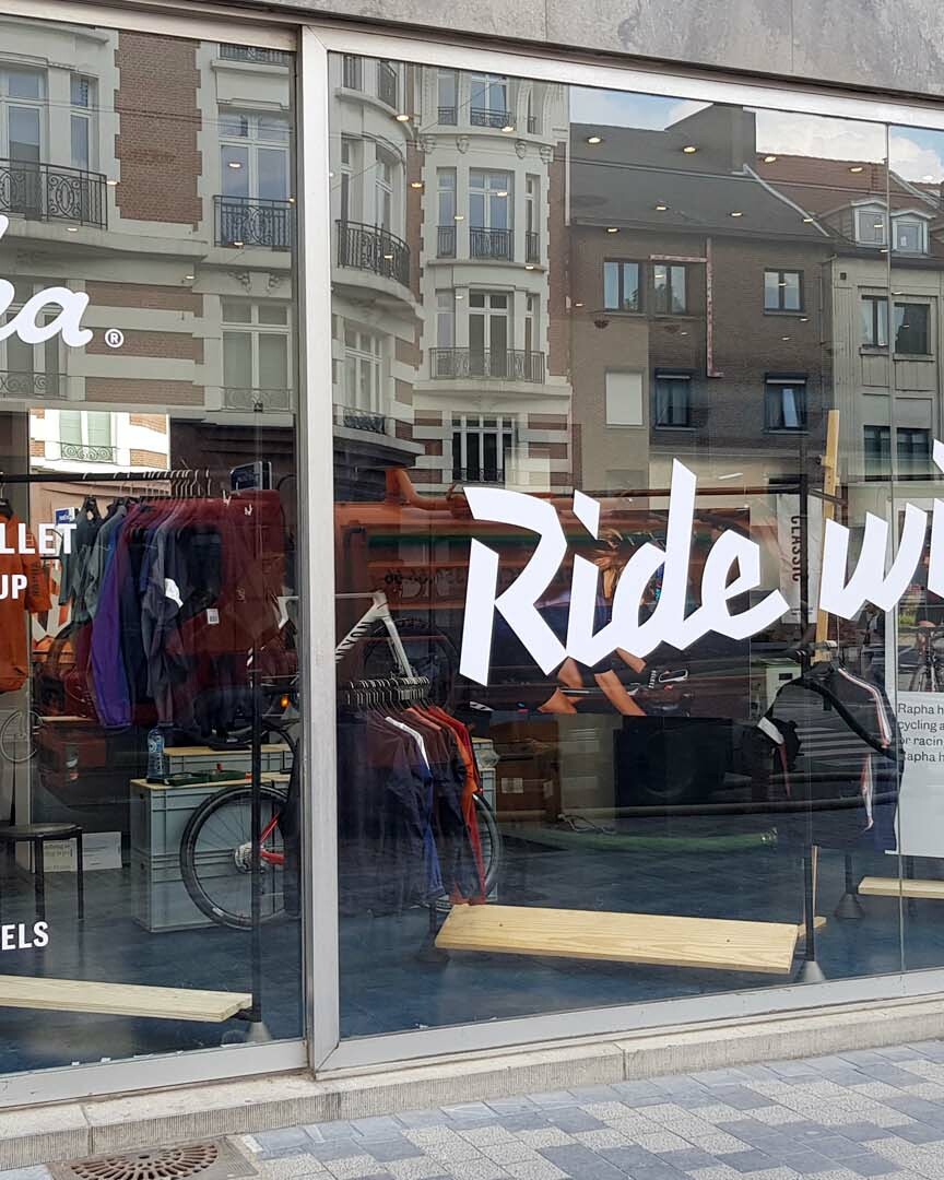 Vitrophanie et lettrage adhésif sur vitrines réalisés par Belmont Atelier.