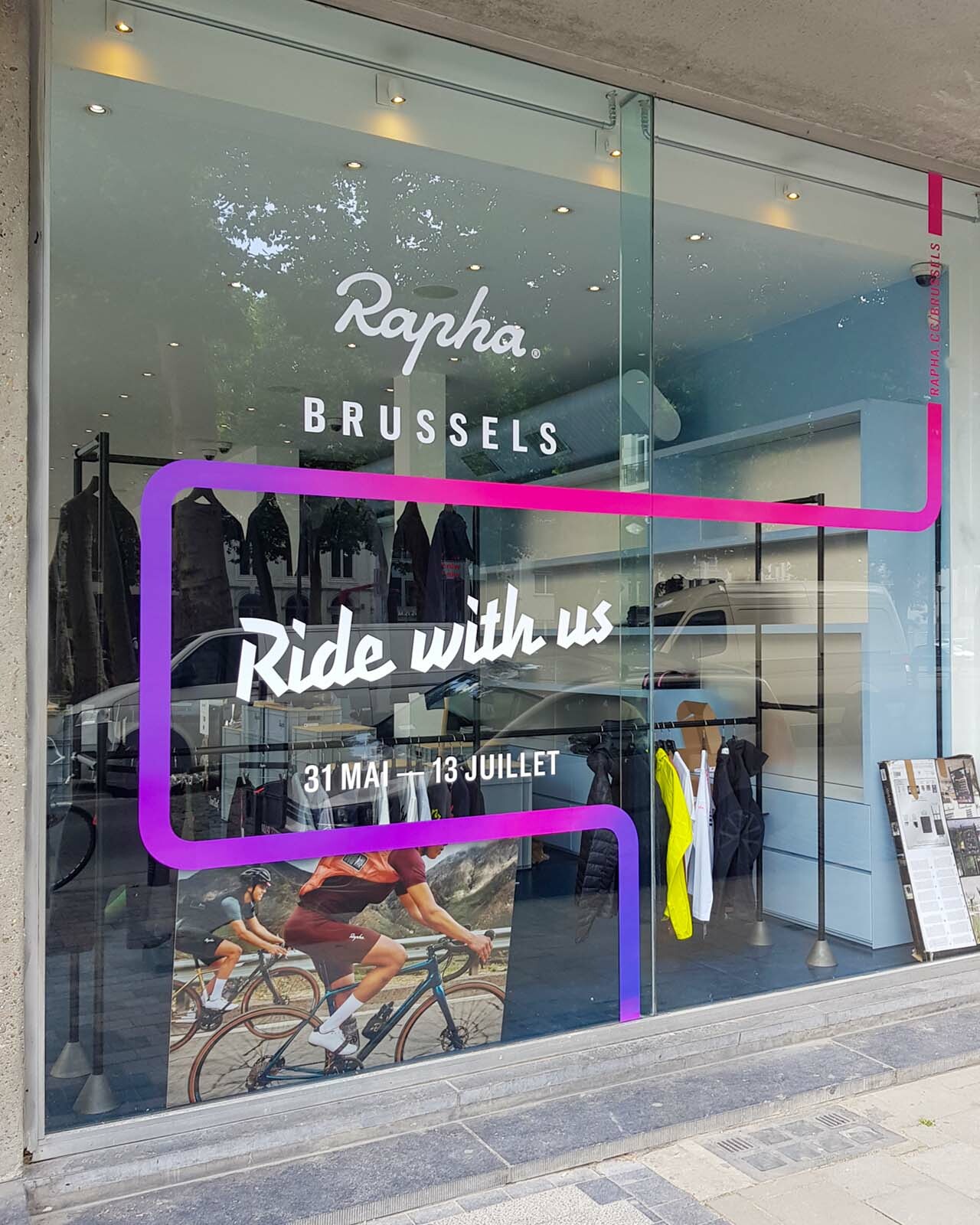 Vitrophanie et lettrage adhésif sur vitrines réalisés par Belmont Atelier.