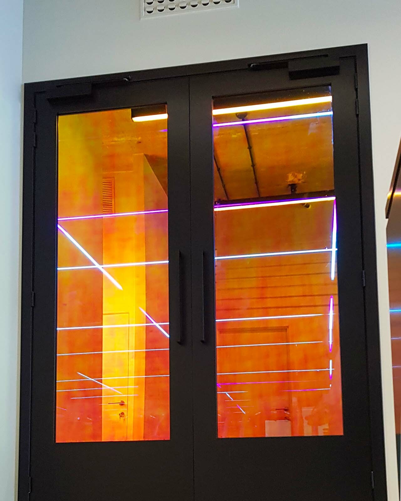 Vitrophanie et lettrage adhésif sur vitrines réalisés par Belmont Atelier.