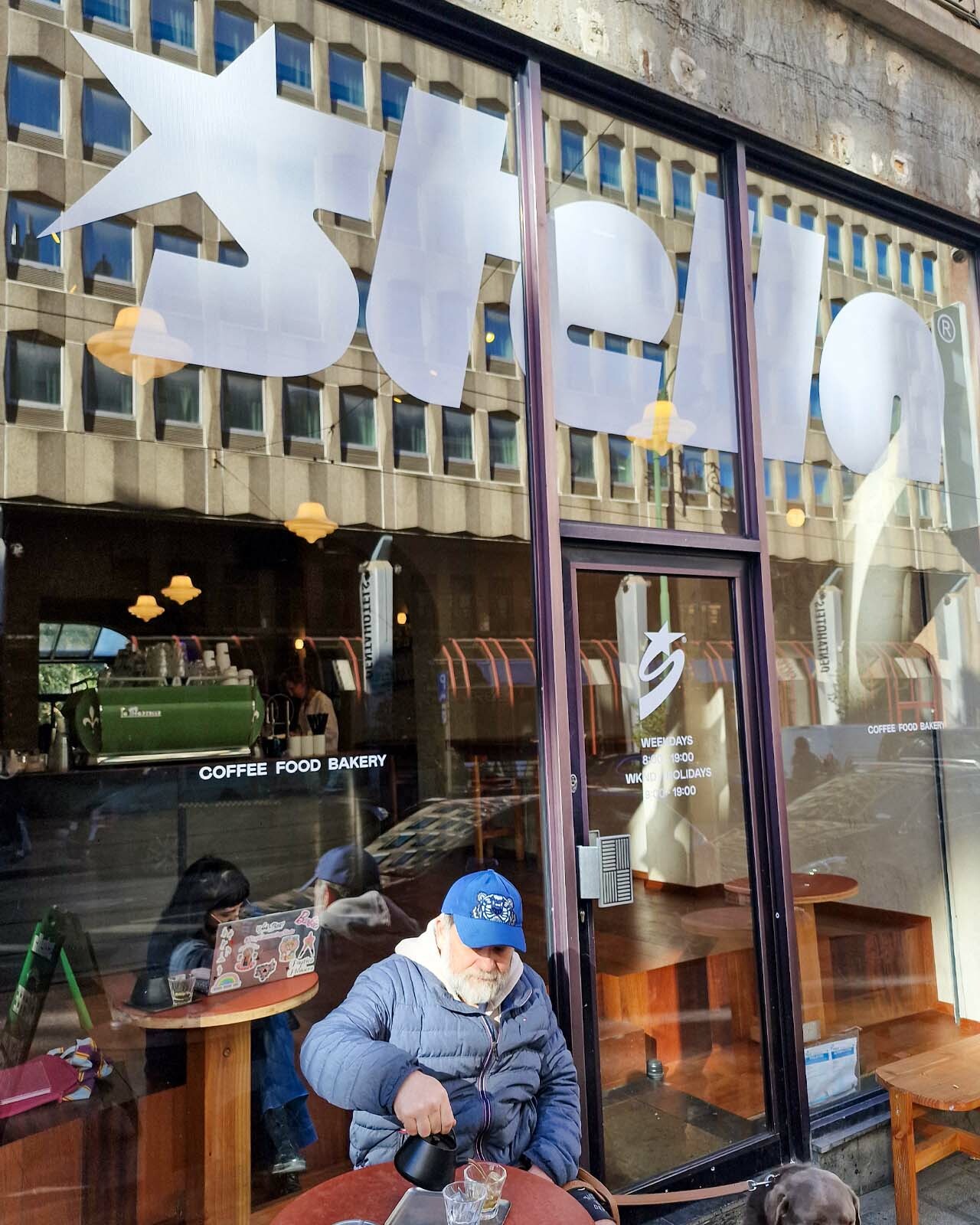 Vitrophanie et lettrage adhésif sur vitrines réalisés par Belmont Atelier.