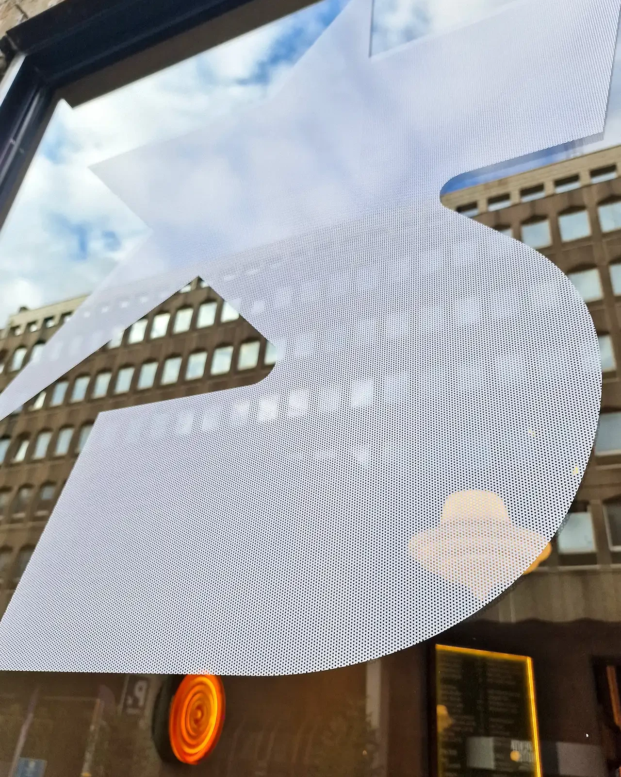 Vitrophanie et lettrage adhésif sur vitrines réalisés par Belmont Atelier.