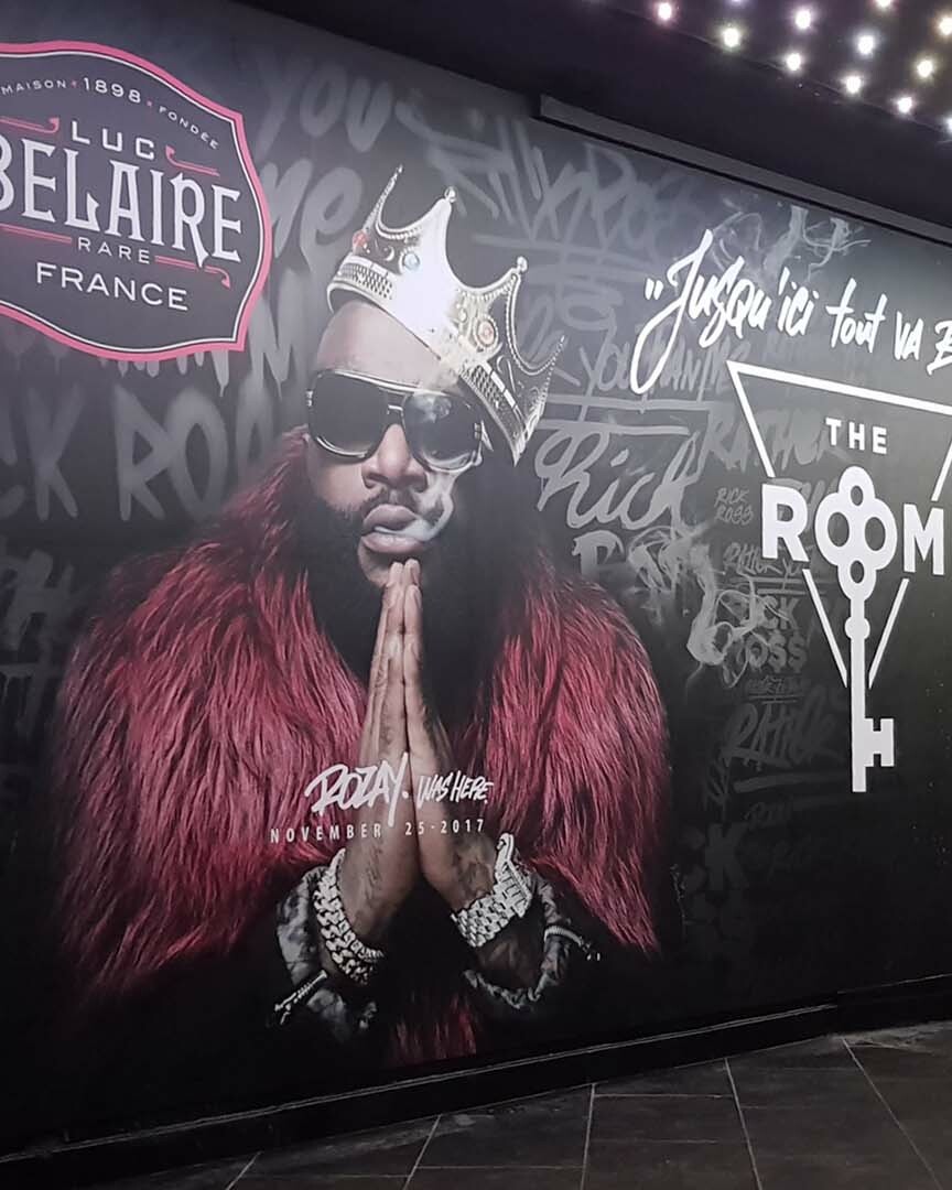 Vitrophanie et lettrage adhésif sur vitrines réalisés par Belmont Atelier.