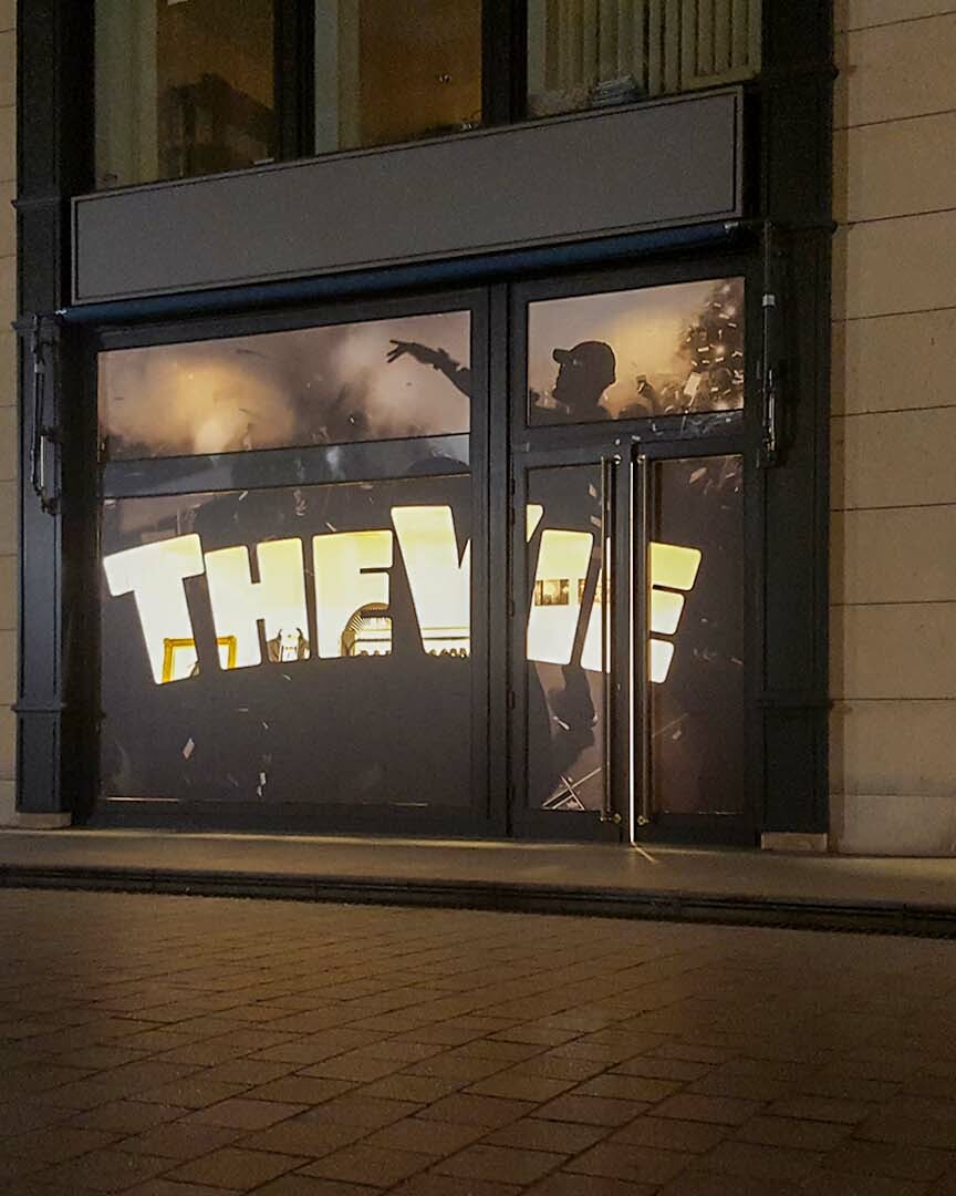 Vitrophanie et lettrage adhésif sur vitrines réalisés par Belmont Atelier.