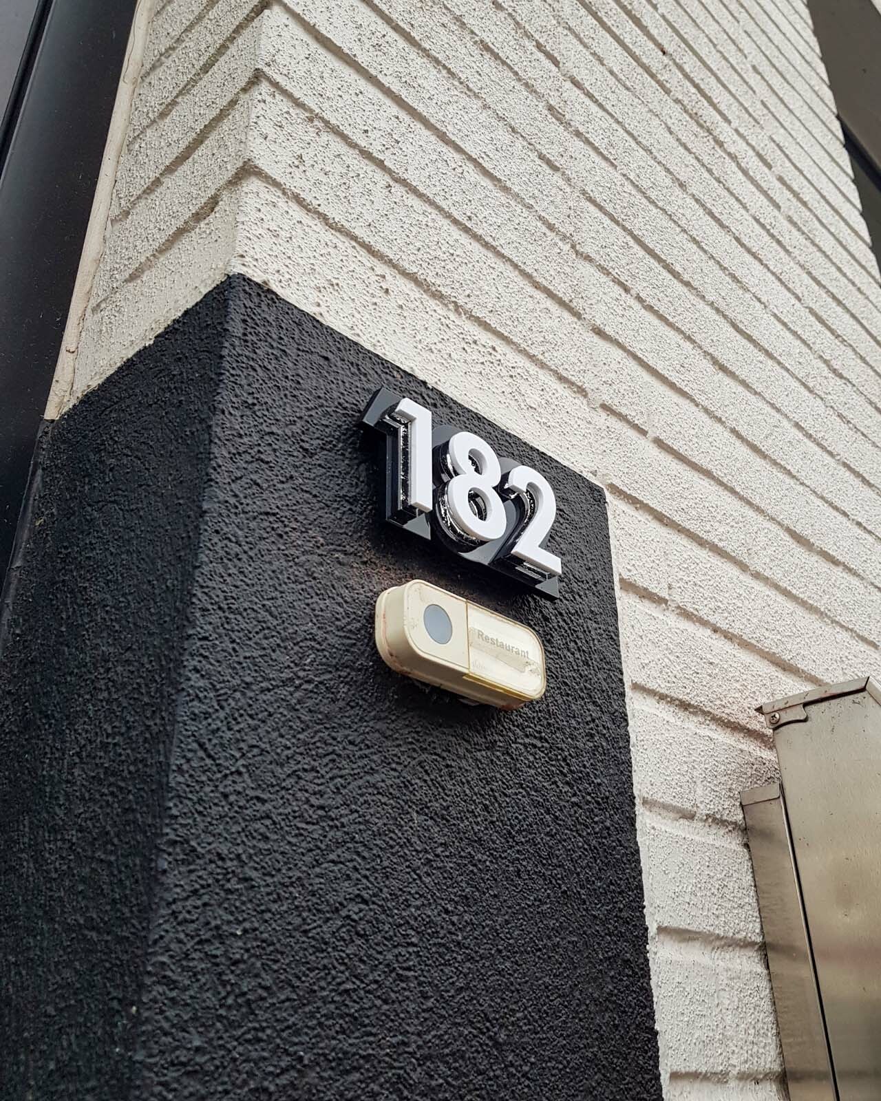 Signalétique sur mur - Tra Amici